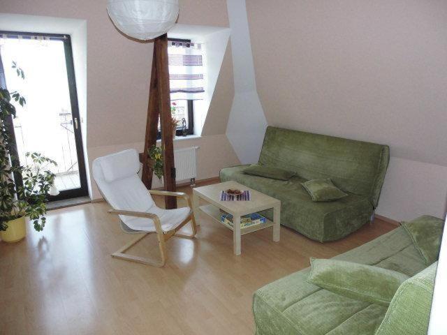 Apartment Sehr-schoene-4-raum-maisonette-fewo-mit-110qm-balkon-zentral-preiswert-t7