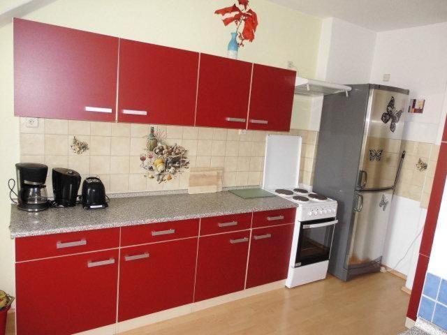 Sehr-schoene-4-raum-maisonette-fewo-mit-110qm-balkon-zentral-preiswert-t7 Apartment
