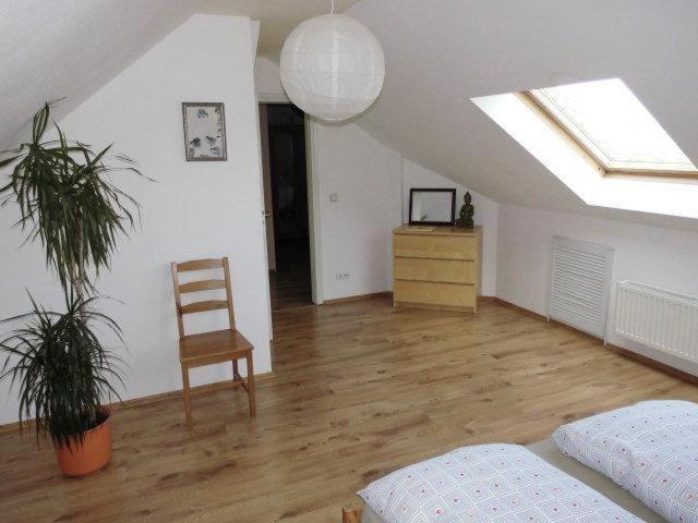 Sehr-schoene-4-raum-maisonette-fewo-mit-110qm-balkon-zentral-preiswert-t7 Apartment *